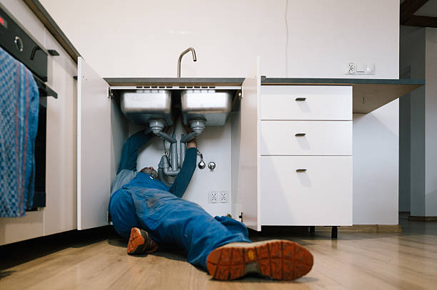 Professional Emergency Plumber technician working in Oak Park, CA